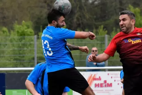 Ömer Torun (beim Kopfball) und Eintracht Lambsheim bekommen es in der Relegation mit dem TuS Oggersheim zu tun. 