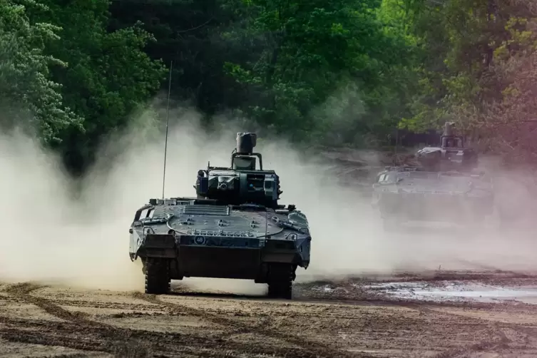 Der Bundeswehr fehlt es an vielem: Von den 350 Schützenpanzern des Typs Puma – hier zwei Exemplare auf einem Übungsplatz in Nied