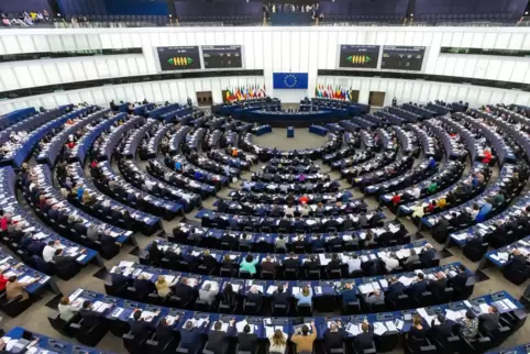 Blick ins weite Rund des Plenarsaals des Europäischen Parlaments in Straßburg.