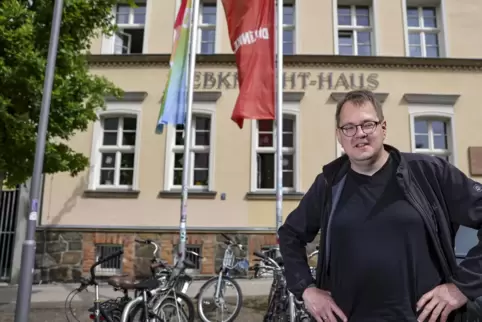 Sören Pellmann vor dem Karl-Liebknecht-Haus der Linken in Leipzig: Der Bundestagsabgeordnete erwägt, bei den Vorstandswahlen End