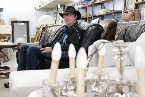 „Alles Möbliche“: Christian Stolle in seinem Reich.