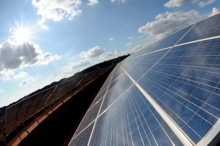 Eine Freiflächen-Photovoltaik-Anlage. Auch auf privaten Gebäuden können Solarmodule Strom erzeugen. 