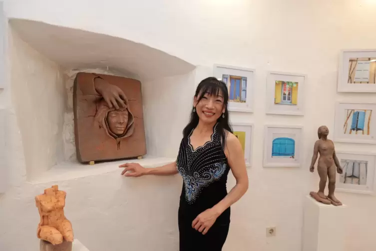 Hui-Ling Yang präsentiert in den beiden Ausstellungsräumen des Roten Turms unglasierte Keramik-Plastiken sowie Fotografien, die 