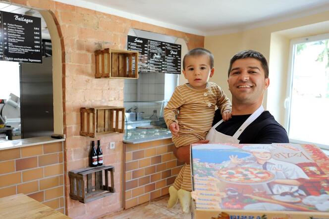 Büsran Cay mit dem Namenspatron seiner Pizzeria – Sohn Milan.