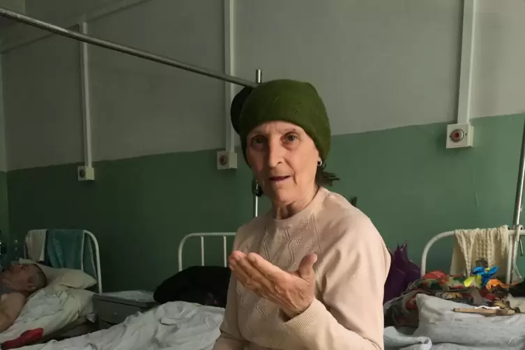 Anna Iwanowa beim Besuch ihres Mannes im Krankenhaus. 
