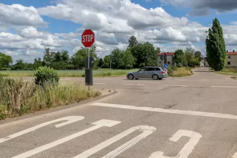 Eigentlich eine übersichtliche Kreuzung, zudem Tempo 70. Warum es an der Einmündung der K18 in die L528 bei Böhl-Iggelheim trotz