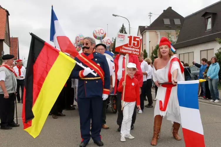 Deutsch-französische Freundschaft zelebriert: Der Freundeskreis Lingenfeld-Torcy beim Umzug zur Lingenfelder 950-Jahr-Feier im J