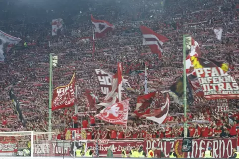 Am Freitag war das Fritz-Walter-Stadion – im Bild die Westtribüne – rappelvoll. Das sorgte für Probleme bei der Heimfahrt mit de