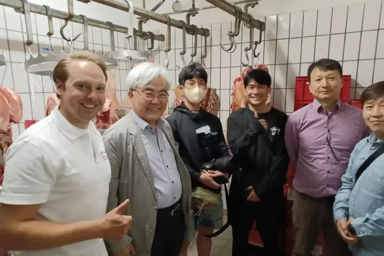Austausch unter Fachleuten (von links): Metzgermeister Stephan Schreiner, Seong Cheon Lim und seine Schüler im neuen Kühlhaus de