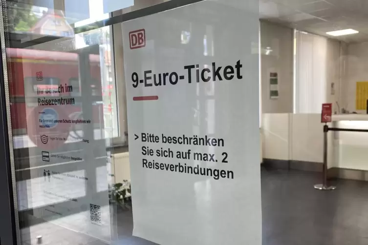 Das Ticket gibt es unter anderem im DB-Reisezentrum im Hauptbahnhof sowie bei den hiesigen Busunternehmen zu kaufen. 