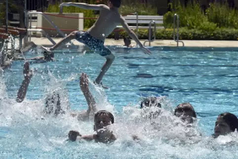 Rein ins Wasser: Stern- und Schwimmerbecken haben eine Temperatur von 23 Grad.