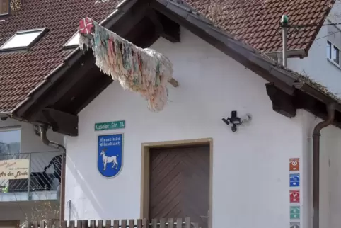 Ein Strauß zeugt in Blaubach noch von vergangenen Kerwetagen. Ehe wieder gefeiert wird, soll das Dorf möglichst einen neuen Orts