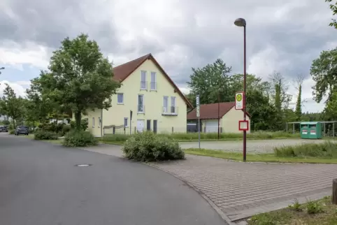 Weil die Haltestelle nah am Bahnhaltepunkt liegen soll, müssten die Busse durch ein Wohngebiet fahren, informiert die AVG.