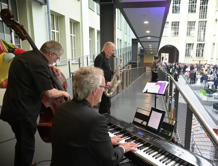 Musikalische Untermalung des Festakts, direkt aus Pirmasens: Das PS Jazz Trio, bestehend aus Bernd Adler, Sebastian Krause und T