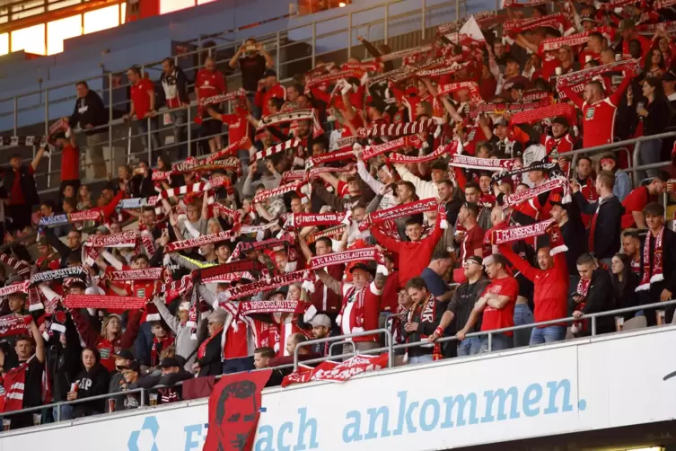 Keine Szene aus dem Heimspiel am Freitag, sondern die Nordtrib&uuml;ne am Dienstagabend beim Public Viewing.