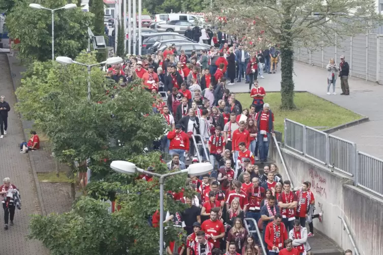 FCK-Fans auf dem Weg zum Stadion.
