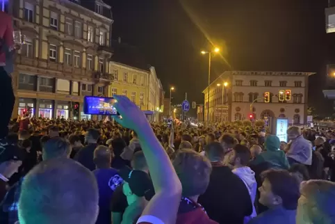 Nichts geht mehr: Am Fußgängerüberweg zum Martinsplatz trafen sich die FCK-Fans um zu feiern.