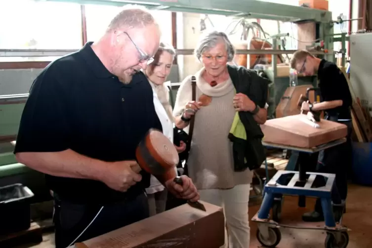 Steinmetz André Mertel (links) gibt bei einem früheren Tag des dörflichen Handwerks einen Einblick in die Handwerkskunst.