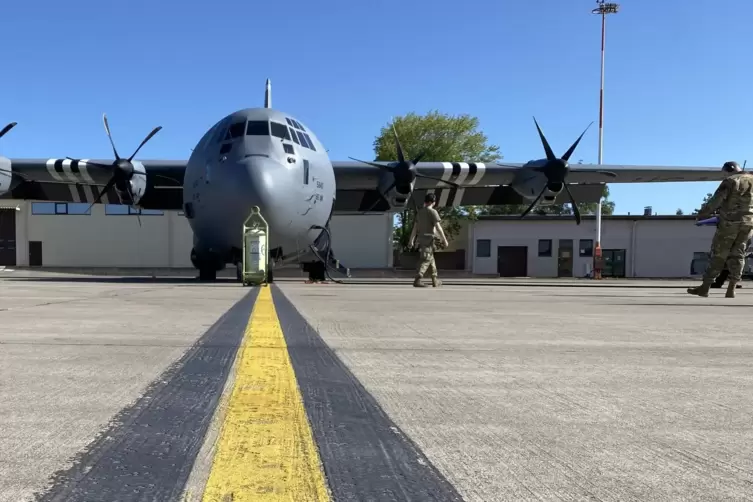 Neun Transportmaschinen des Typs C-130J flogen im Formationsflug zu Ehren der Transportstaffel.