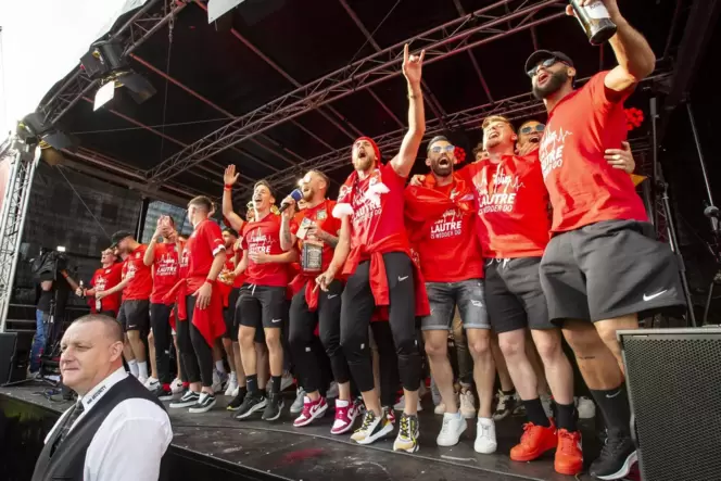 »Der FCK, der FCK, der FCK ist wieder da!«: Auch wenn die Stimme des einen oder anderen Spielers schon versagte, das Feiern mit »Der FCK, der FCK, der FCK ist wieder da!«: Auch wenn die Stimme des einen oder anderen Spielers schon versagte, das Feiern mit