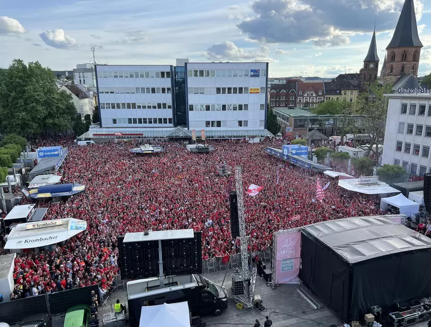 Der Stiftsplatz in Kaiserslautern platzte bei der Aufstiegsfeier am Mittwochabend aus allen Nähten.