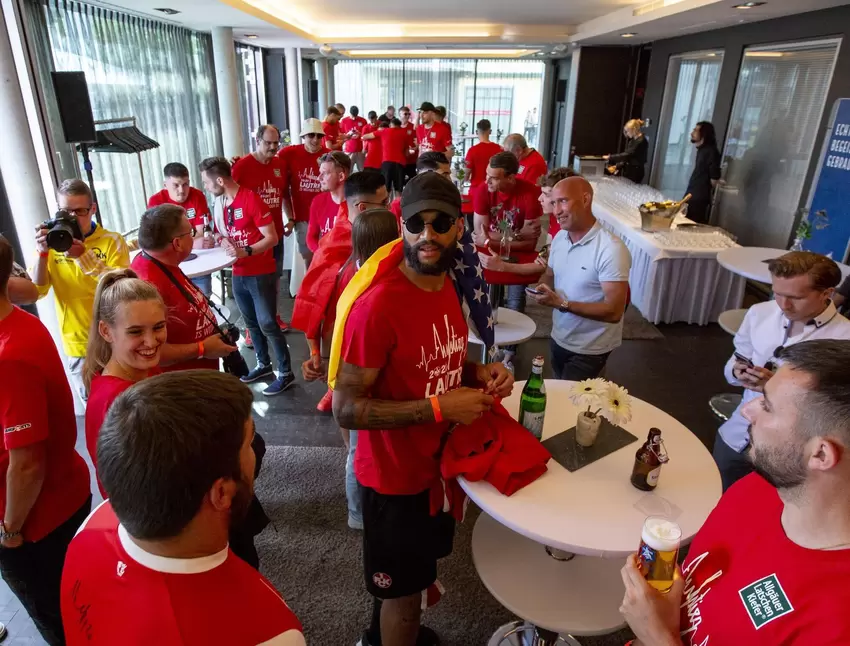 Die Spieler des FCK um Stoßstürmer Terrence Boyd (vorne in der Mitte) beim Empfang im Saks-Hotel.