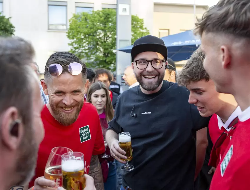 Musikstar Mark Forster gratuliert der Mannschaft.