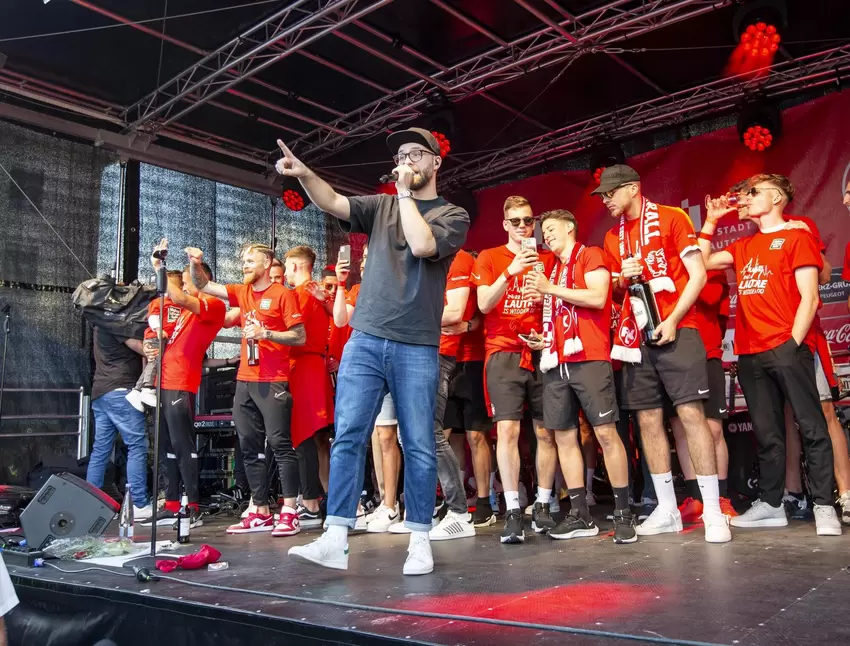 Mark Forster mit der Mannschaft auf der Bühne.