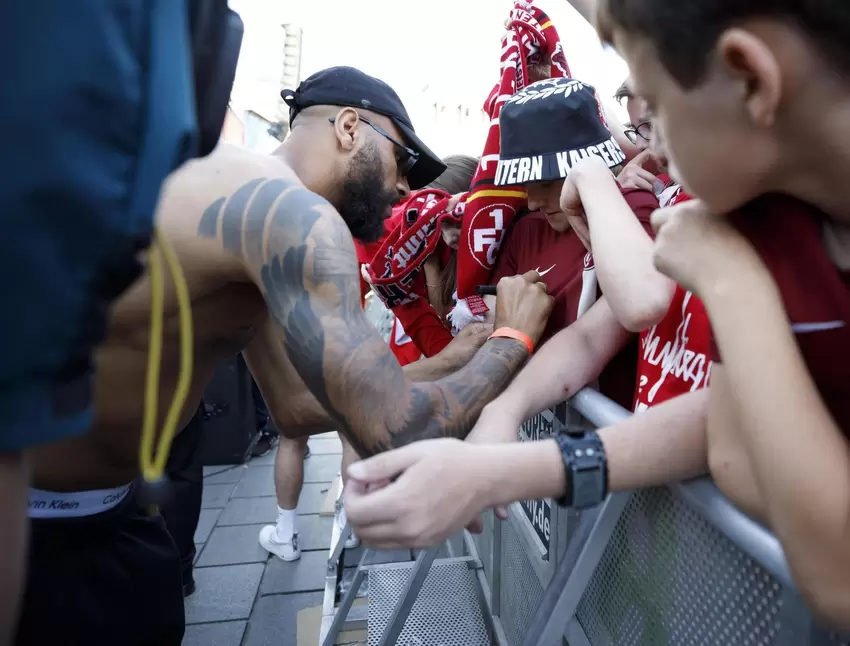 Gefragt und fleißig: Terrence Boyd gibt Autogramme und lässt sich fotografieren.