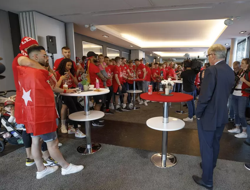 Stadtoberhaupt Klaus Weichel (rechts) lobt die Aufstiegsmannschaft.
