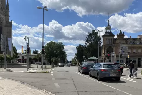 Kreuzung vor der Gedächtniskirche: Es bleibt bei den Ampeln, es kommt kein Kreisel. Kreuzung vor der Gedächtniskirche: Es bleibt bei den Ampeln, es kommt kein Kreisel.