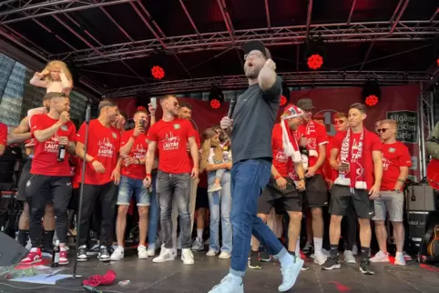 Großer FCK-Fan: der Deutschpop-Sänger Mark Forster mit dem feiernden Team. 