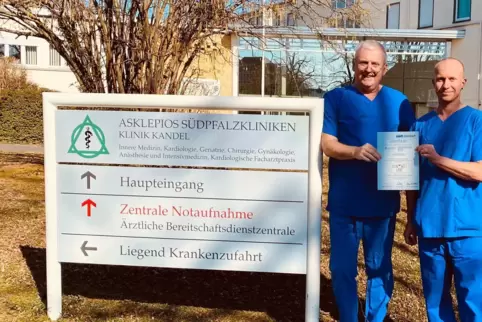  Jörg Stypmann, Ärztlicher Direktor der Asklepios Südpfalzklinik Kandel, und Sven Dieterich, Leiter der Stroke-Unit mit der Ausz