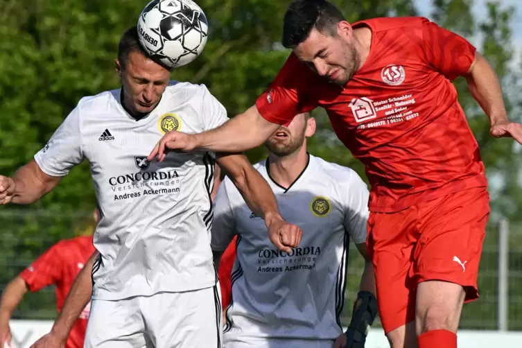 Kopfballduell zwischen dem Maikammerer Andreas Ackermann (links) und Niederkirchens Matthias Pfaffmann. 