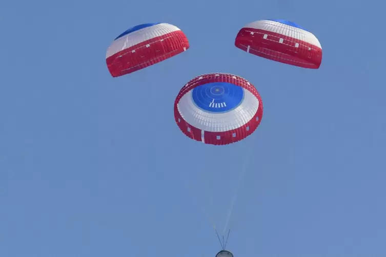 An Fallschirmen schwebte die Kapsel vom Himmel.