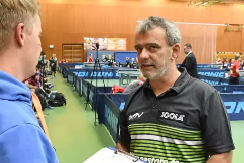 Erfahren in der Organisation von großen Tischtennisturnieren: Peter Baumann (rechts), hier im Gespräch mit Benjamin Haag.