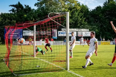 Der frühe Führungstreffer: David Höft vom SV Steinwenden (rechts im roten Trikot ) bejubelt das 1:0 durch Sebastian Schäfer (lin