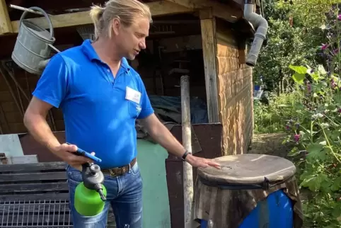 Wenn es um die Tigermücke geht, kümmern sich die professionellen Schnakenbekämpfer auch um Regentonnen. Bei Schnaken muss der Gä