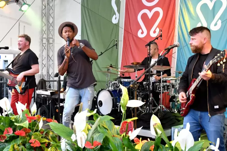 Auf dem Schlossplatz spielte die C3tral Hausband. 