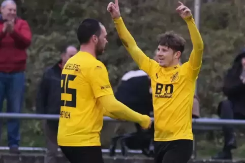 Erzielte in den bisherigen acht Spielen der Aufstiegsrunde neun Tore für Weselberg: Kevin Büchler (rechts), dem hier Timo Helfri