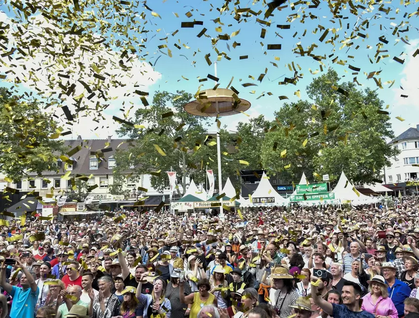 Ganz schön viel Lametta: Das Strohhutfest 2022 ist nach einer knappen Dreiviertelstunde Programm auf dem Rathausplatz offiziell