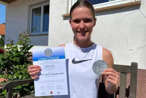 Stolz präsentiert Helena Noll aus Großsteinhausen Urkunde und Medaille des Pierre de Coubertin-Abiturpreises Sport. Stolz präsentiert Helena Noll aus Großsteinhausen Urkunde und Medaille des Pierre de Coubertin-Abiturpreises Sport.
