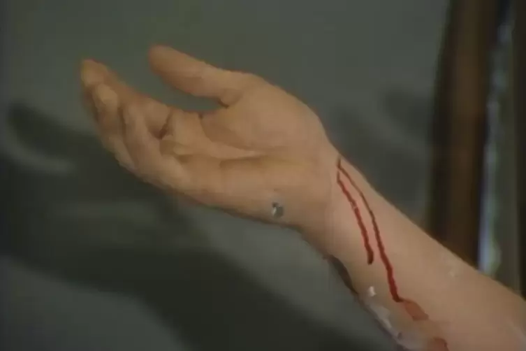 Szene aus „Staging Death“ von Jan Soldat mit Udo Kiers Arm. 