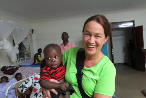 Glücklich, helfen zu können: Kerstin Röhm bei einem ihrer Einsätze in Uganda.