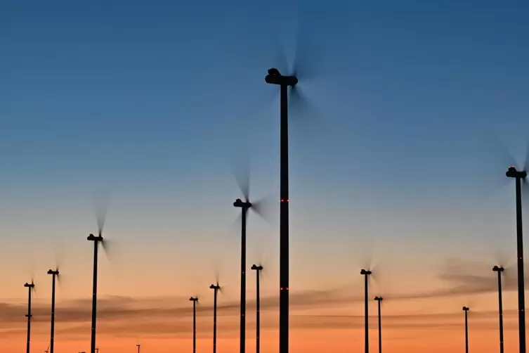 Erneuerbare Energien, etwa per Windrad, sind eine Möglichkeit, dem Klimawandel Einhalt zu gebieten.