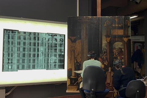 Spezialistinnen des Zentrallabors für Restauration der staatlichen französischen Museen nehmen sich des Gemäldes an.