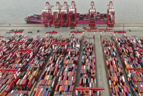 Container-Stau im Hafen der Metropole Shanghai. 
