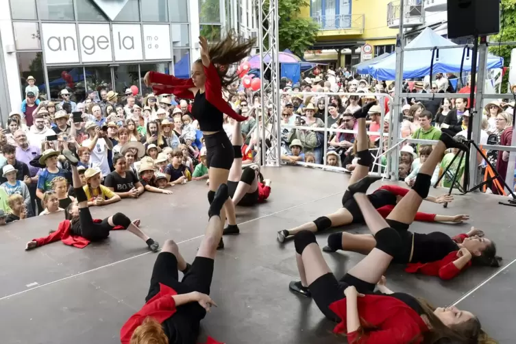 Artistische Einlagen bot die Gruppe Spirit des Tanzsportvereins AkzepTANZ aus Großniedesheim. 