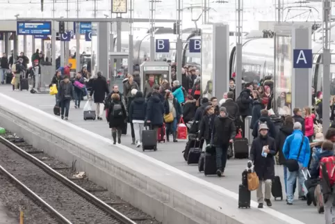 Für nur 9 Euro im Monat bundesweit Bus und Bahn fahren im Nahverkehr – das soll von Juni an möglich werden.