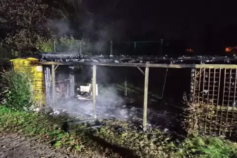 Unbekannte haben die Pergola des VBC Ludwigshafen fahrlässig abgefackelt. 